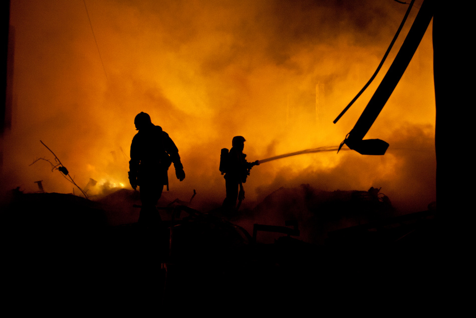 Крупный пожар охватил производственное здание на Бестужевской улице в Петербурге